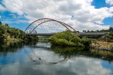 Waikato Nehri manzaralı. Waikato Nehri Yeni Zelanda 'nın Kuzey Adası boyunca 425 kilometre boyunca uzanan Yeni Zelanda' nın en uzun nehridir.