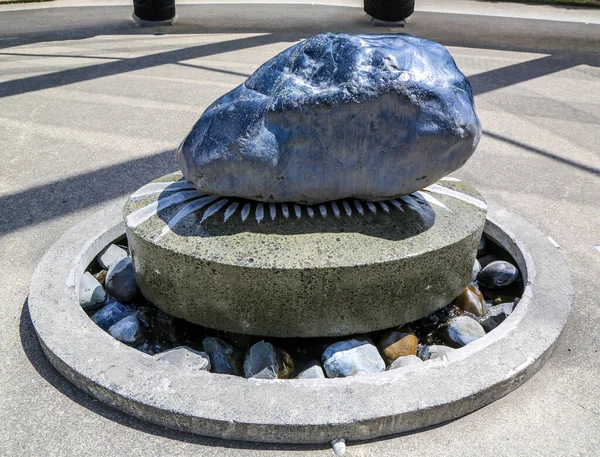 ロトルア ニュージーランド 2019年2月2日 プア彫刻の入り口の石は 地球の生命力の象徴です プアには ニュージーランド マオリ美術工芸研究所と世界的に有名なポウツ間欠泉があります — ストック写真