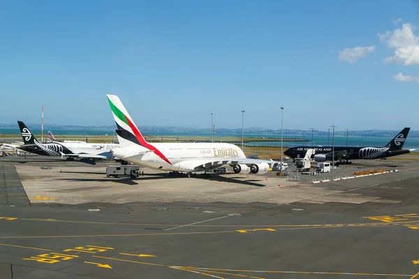 Auckland New Zealand Emirates Airline Plane Tarmac Auckland International Airport — Stockfoto