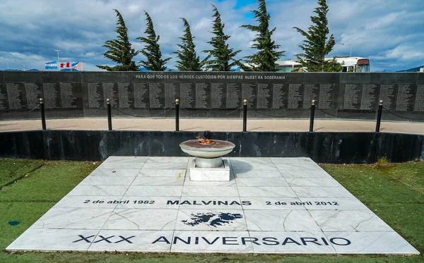 USHUAIA, ARGENTINA - 5 Şubat 2020: Malvinas (Falklands) Ushuaia, Tierra del Fuego, Arjantin 'deki Plaza Islas Malvinas Ulusal Savaş Tarihi Anıtı