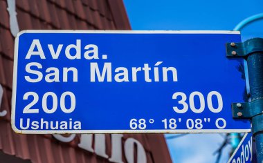 USHUAIA, ARGENTINA - 5 Şubat 2020: Ushuaia, Arjantin 'de Avenida San Martin işareti. Dünyanın en güneydeki şehridir..