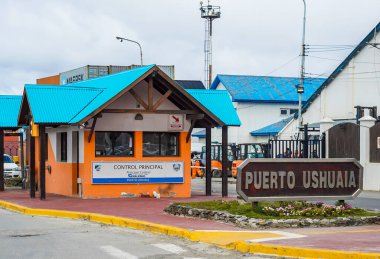 USHUAIA, ARGENTINA - 4 Şubat 2020: Tierra del Fuego Ushuaia yolcu limanı. Dünyanın en güneydeki şehridir.