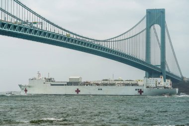 NEW YORK - 30 Nisan 2020: USNS Comfort Hospital Ship, Coronavirus hastalarıyla ilgilendikten bir ay sonra New York Limanı 'ndan ayrılıp Verrazzano-Narrows Köprüsü' nün altından geçiyor