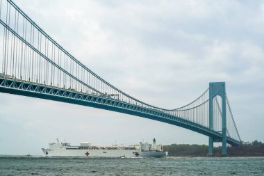 NEW YORK - 30 Nisan 2020: USNS Comfort Hospital Ship, Coronavirus hastalarıyla ilgilendikten bir ay sonra New York Limanı 'ndan ayrılıp Verrazzano-Narrows Köprüsü' nün altından geçiyor