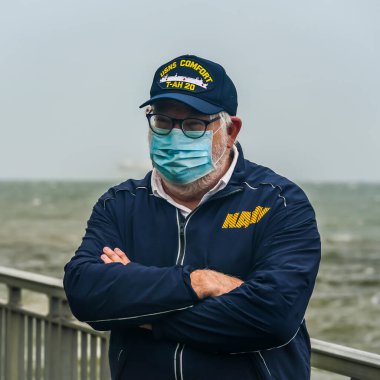 NEW YORK - 30 Nisan 2020: ABD Donanması Brooklyn kıyı şeridinde, Coronavirus hastalarına baktıktan bir ay sonra New York 'tan ayrılan USNS Comfort Hastanesi Gemisi olarak görev yaptı.