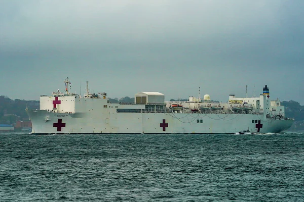 2020年4月30日 美国国家海军安慰医院船在照顾了一个月的科罗纳韦勒斯病人后离开纽约 — 图库照片