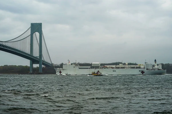 ニューヨーク エイプリル社2020年30日 Usnsコンフォート ホスピタル シップは コロナウイルス患者の世話を1ヶ月後にニューヨーク港を出発し ヴェラッツァーノ ナローズ橋の下を航行します — ストック写真
