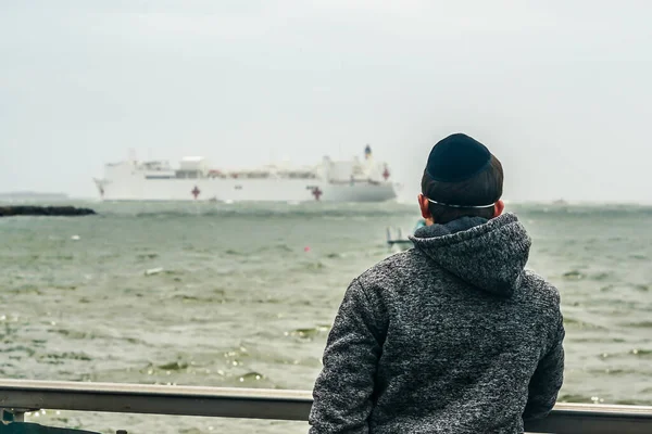 New York April 2020 Spectators Brooklyn Shoreline Take Pictures Usns — Stock Photo, Image