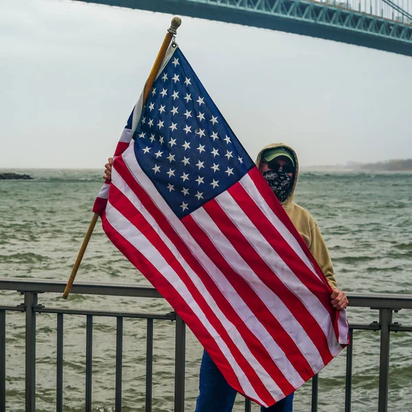 New York April 2020 Flag Bearing Spectator Salutes Brooklyn Shoreline — Stock Photo, Image