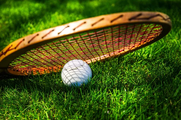 Raqueta Tenis Vintage Con Pelota Blanca Tradicional Cancha Hierba — Foto de Stock