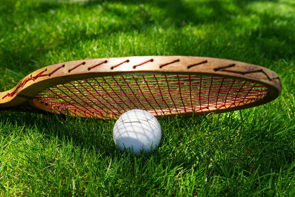 Vintage Tennisracket Met Traditionele Witte Bal Grasveld — Stockfoto