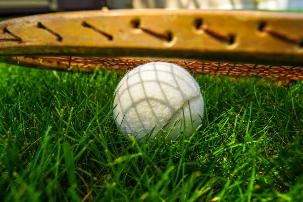 Vintage Tennisracket Met Traditionele Witte Bal Grasveld — Stockfoto