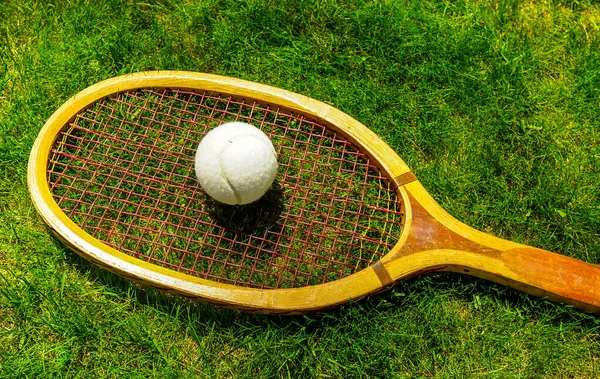 草の裁判所に伝統的な白いボールとヴィンテージテニスラケット — ストック写真