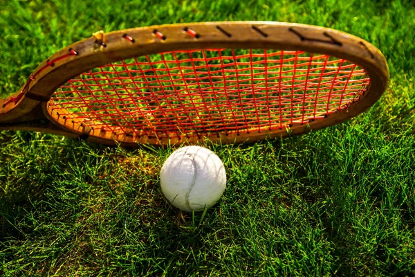 老式网球拍 草地上有传统的白色球拍 — 图库照片