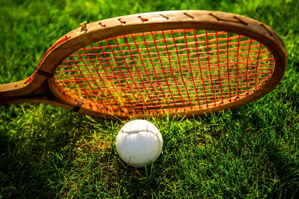 Raqueta Tenis Vintage Con Pelota Blanca Tradicional Cancha Hierba — Foto de Stock