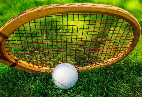 Raqueta Tenis Vintage Con Pelota Blanca Tradicional Cancha Hierba — Foto de Stock