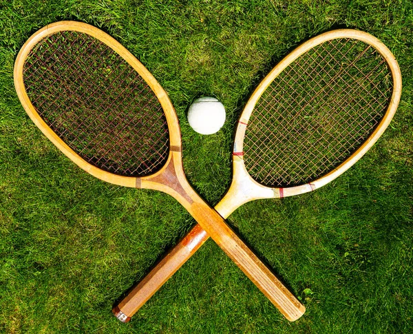 Vintage Tennisrackets Met Traditionele Witte Bal Grasveld — Stockfoto