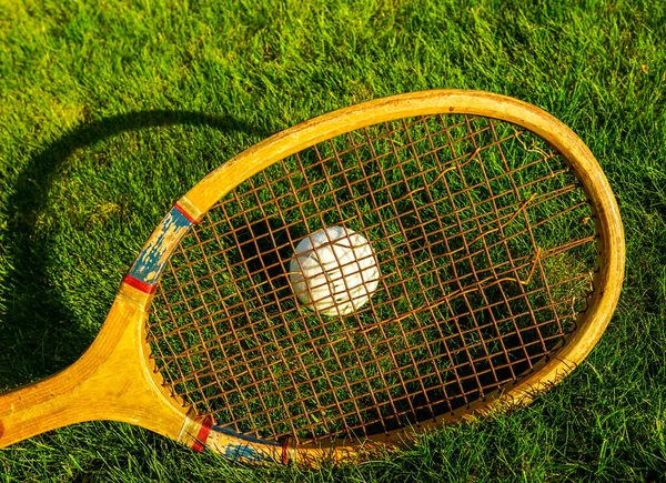 Vintage Tennisracket Med Traditionell Vit Boll Gräsplan — Stockfoto