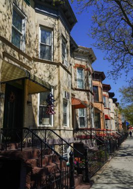 BrooKLYN, New York - 28 Nisan 2020: Brooklyn 'deki Bay Ridge Mahallesi' nde New York Şehri 'nin kahverengi evleri
