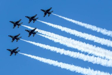 Hava Kuvvetleri 'nin Thunderbird' leri Coronavirus (COVID-19) salgını sırasında sağlık görevlilerini, ilk müdahale ekibini ve diğer gerekli personeli selamlamak için New York üzerinde uçtu.
