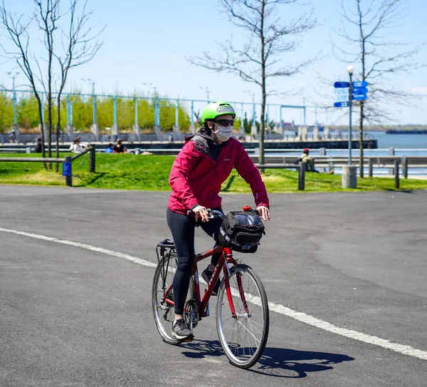 New York April 2020 Cyklist Med Ansiktsmask Njuter Utomhus Coronavirus — Stockfoto