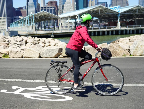 ニューヨーク エイプリル28 2020 ニューヨークのブルックリン ブリッジ パークでコロナウイルスのパンデミックが発生した際 フェイスマスクをした自転車愛好家が屋外で楽しむ — ストック写真