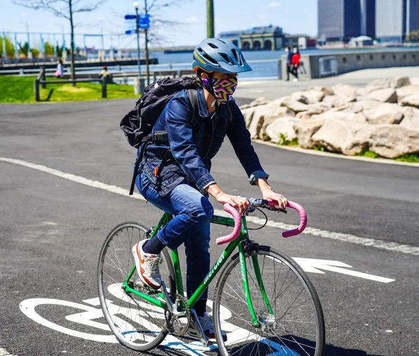 New York April 2020 Bicyclist Face Mask Enjoys Outdoors Coronavirus — Stock Photo, Image