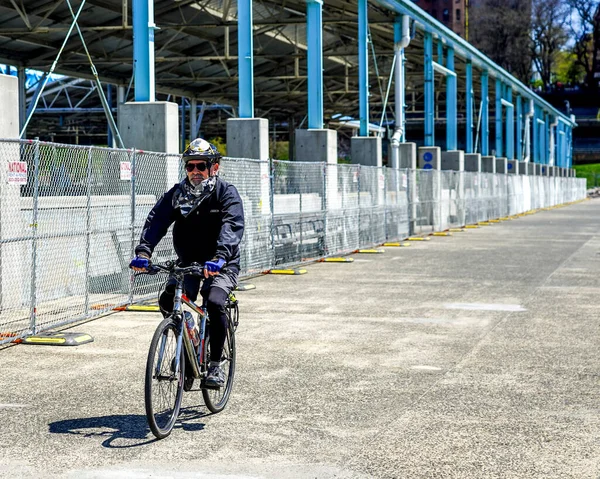 New York April 2020 Cyklist Med Ansiktsmask Njuter Utomhus Coronavirus — Stockfoto