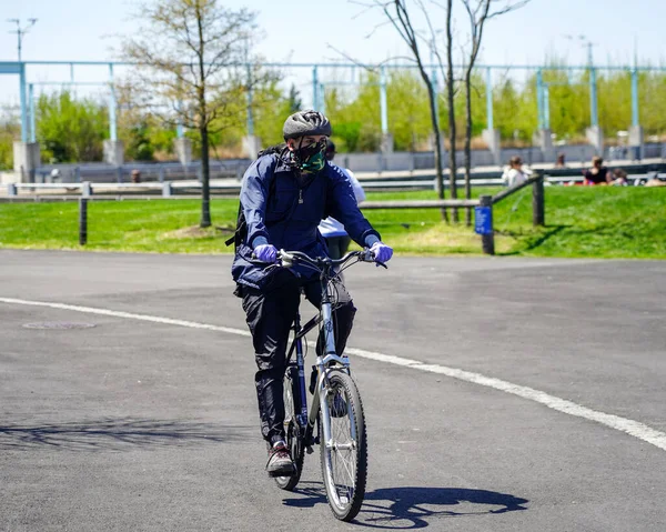 New York April 2020 Cyklist Med Ansiktsmask Njuter Utomhus Coronavirus — Stockfoto