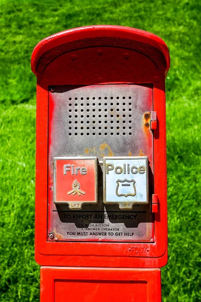 警察や消防に通知するためのボタンを備えた緊急通報システムボックス — ストック写真