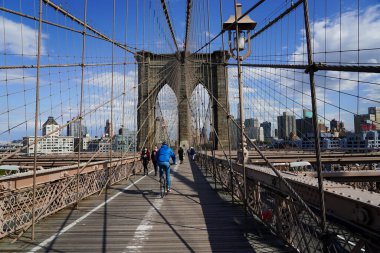 NEW YORK - 4 Mayıs 2020: New York 'taki koronavirüs (COVID-19) salgını sırasında Brooklyn Köprüsü' nden geçen bisikletçiler ve yayalar. Her gün yaklaşık 4 bin yaya ve 2 bin 600 bisikletçi köprüden geçiyor.