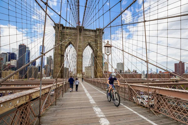 Nova Iorque Maio 2020 Ciclistas Pedestres Cruzando Ponte Brooklyn Vazia — Fotografia de Stock