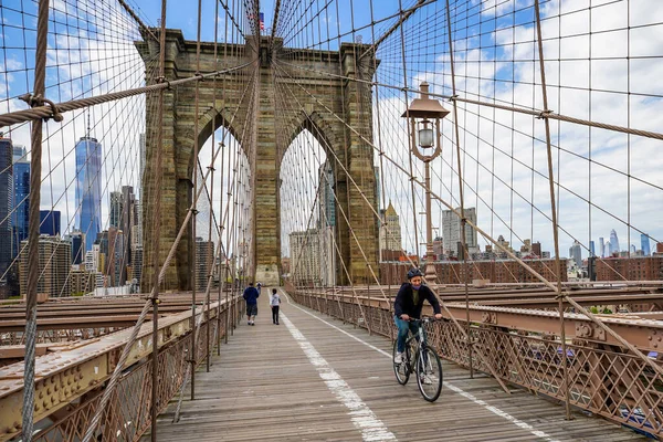 New York Května 2020 Cyklista Přechází Prázdný Brooklynský Most Během — Stock fotografie