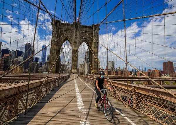 2020年5月4日 在纽约市大脑皮层病毒 Covid 大流行封锁期间 骑自行车的人穿过布鲁克林桥 Brooklyn Bridge 空无一人 每天约有4 000名行人及2 — 图库照片