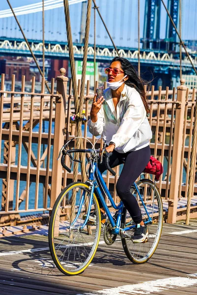 Nueva York Mayo 2020 Ciclista Cruza Puente Vacío Brooklyn Durante —  Fotos de Stock