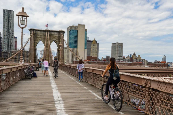 New York May 2020 Bicyclists Pedestrians Crossing Empty Brooklyn Bridge — Stock Photo, Image