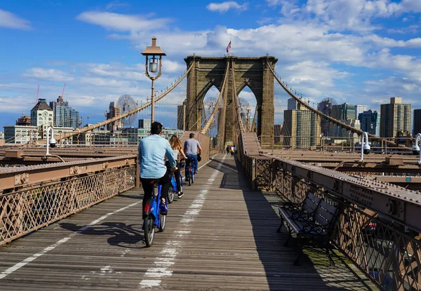 Nova Iorque Maio 2020 Bicyclist Cruzando Vazio Brooklyn Bridge Durante — Fotografia de Stock