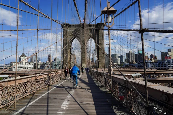 New York May 2020 Bicyclists Pedestrians Crossing Empty Brooklyn Bridge — Stock Photo, Image