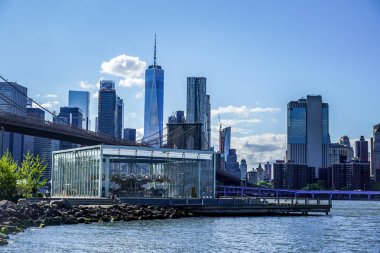 BrooKLYN, New York - 4 Mayıs 2020: geleneksel Jane 'in Brooklyn' deki panayırı. 1922 'de Jane ve David Walentas' ın hediyesi olarak restore edilen tarihi ve güzel bir atlıkarınca yapısıdır.