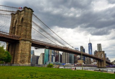 NEW YORK - 4 Mayıs 2020: Brooklyn Köprüsü ile New York silueti