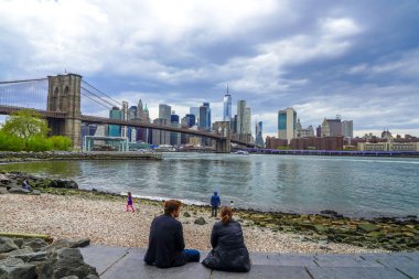 NEW YORK - 4 Mayıs 2020: Brooklyn Köprüsü ile New York silueti