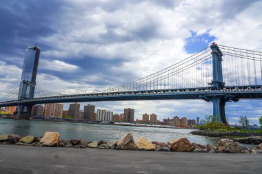 NEW YORK - 4 Mayıs 2020: Ünlü Manhattan Köprüsü. Manhattan Köprüsü, 31 Aralık 1909 'da açılan ve Leon Moisseiff tarafından tasarlanan bir asma köprüdür. 