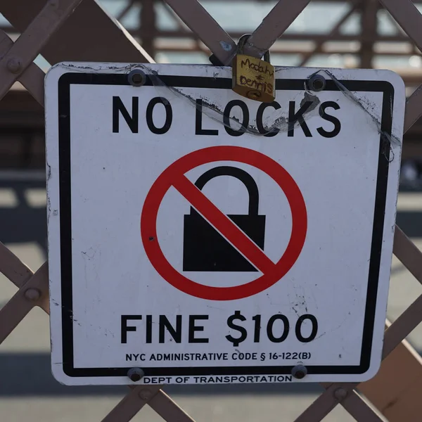 Brooklyn New York 2020年5月4日 在布鲁克林大桥上签名警告人们 如果你锁住大桥 将被处以100美元的罚款 — 图库照片