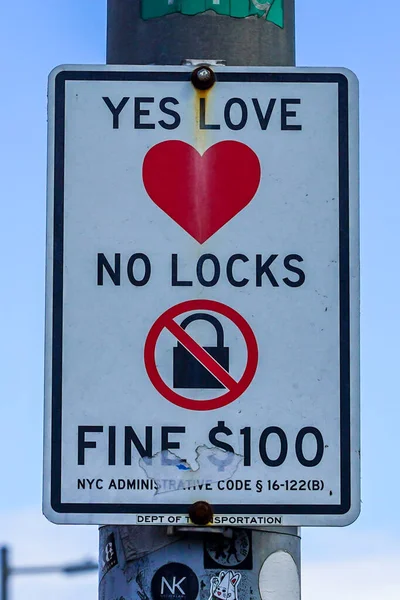 Brooklyn New York May 2020 Sign Brooklyn Bridge Warning People — Stock Photo, Image