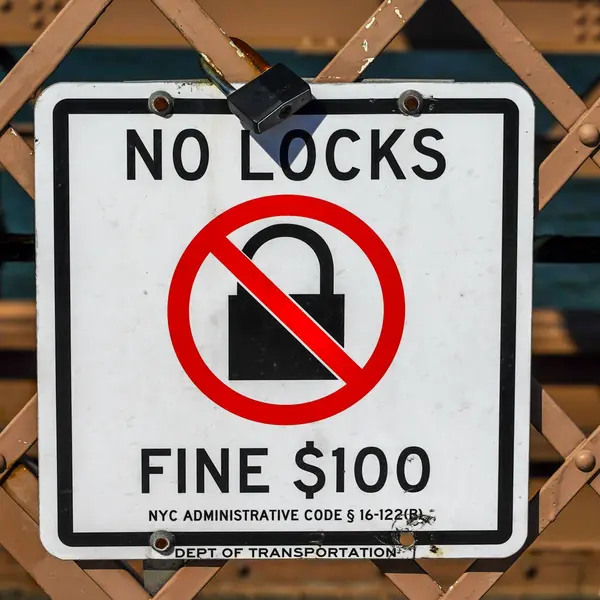 Brooklyn New York May 2020 Sign Brooklyn Bridge Warning People — Stock Photo, Image