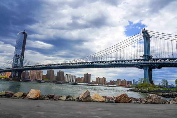 ニューヨーク 2020年5月4日 有名なマンハッタン橋マンハッタン橋はイースト川を渡る吊り橋で 1909年12月31日に開通し レオン モイスフィフによって設計されました — ストック写真