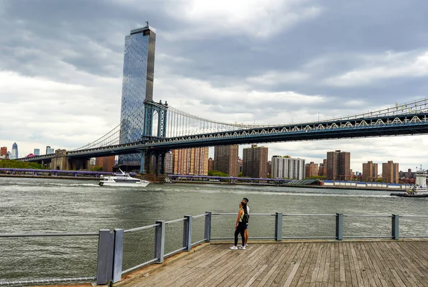 2020年5月4日 著名的曼哈顿大桥 曼哈顿大桥是一座横跨东河的悬索桥 建于1909年12月31日 由Leon Moisseiff设计 — 图库照片