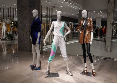 NEW YORK - 12 Mart 2020: Hudson Yards alışveriş merkezindeki Shops 'taki ilk Manhattan mağazasının içi. Zincir, yüksek borçlar ve koronavirüs salgını nedeniyle iflas ediyor.