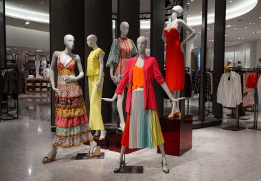 NEW YORK - 12 Mart 2020: Hudson Yards alışveriş merkezindeki Shops 'taki ilk Manhattan mağazasının içi. Zincir, yüksek borçlar ve koronavirüs salgını nedeniyle iflas ediyor.