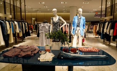 NEW YORK - 12 Mart 2020: Hudson Yards alışveriş merkezindeki Shops 'taki ilk Manhattan mağazasının içi. Zincir, yüksek borçlar ve koronavirüs salgını nedeniyle iflas ediyor.